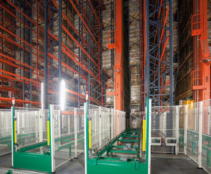 (*) (*) 1 33 1 2 3 4 5 6 7 8 9 10 11 (*) = = Features of a clad-rack warehouse The clad-rack warehouse is a solution that makes full use of the surface and height of the edifice to optimise storage