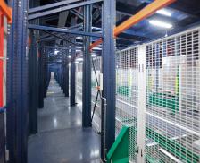 Two platforms formed by structural profiles are set up to handle pallets on two different warehouse levels: the first set aside for entrances and exits of full pallets and the second to supply areas