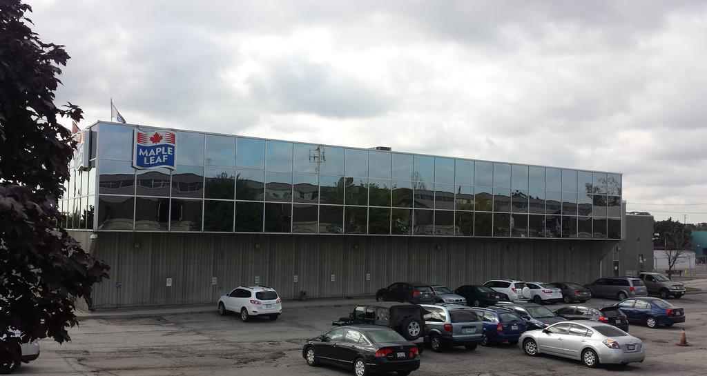 150 BARTOR ROAD TORONTO :: FOR SALE FREESTANDING INDUSTRIAL FACILITY WITH HIGHWAY 400 EXPOSURE CBRE Limited is excited to present 150 Bartor Road, a 100,468 sq.