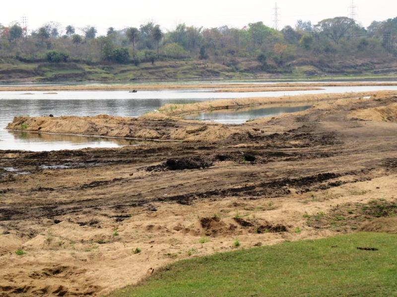 Contamination of banks and water of Damodar river by coal washery slurry flowing into it.