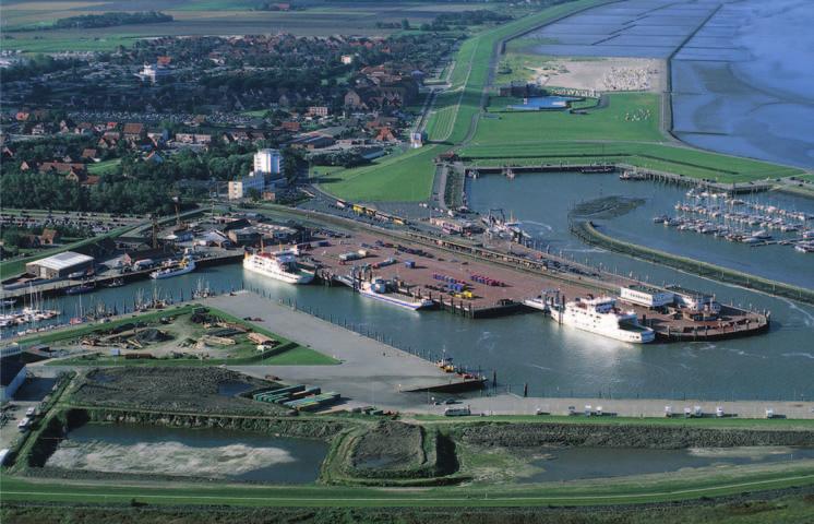 354 Die Küste, 74 ICCE (2008), 347-355 The inner port with its characteristic handling bridges is equipped with modern quay facilities for the handling of bulk cargo, containers, refrigerated cargo,