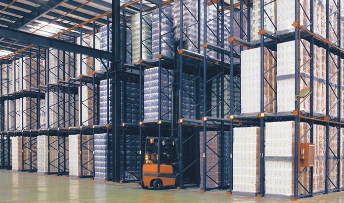 The forklift trucks travel along the insides of the storage aisles, so the necessary margins must be calculated in order to work safely.