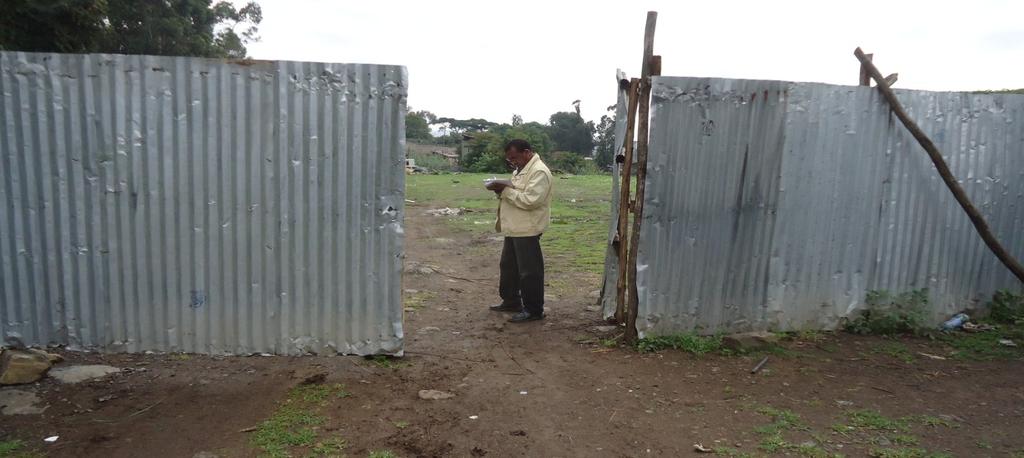 b) Loss of fences A number organizations and households will lose partially fences constructed of different materials. The majority of the fences are constructed out of corrugated iron hollow blocks.