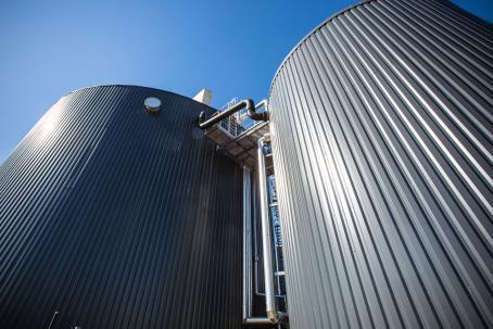 The TAR (right) and the ANAMIX -T (left) Out of a 3,300 m³ digester for the potato peels and primary sludge, GWE is able to produce up to 14,150 m³ of biogas per day from ± 230 Ton of organic