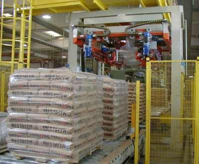 The most common techniques to protect the full pallet are: END-OF-LINE PALLET PACKAGING STRETCH HOOD MACHINE This machine applies