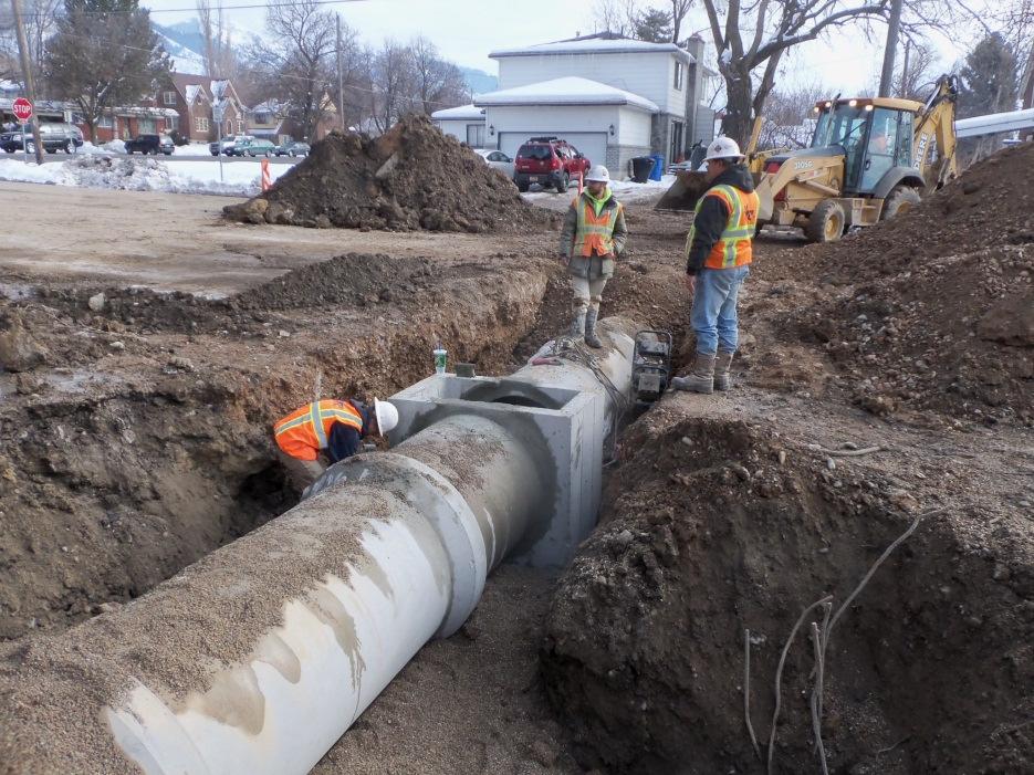Page 3 Next week crews will install the 12 inch HDPE pipe toward 400 N. Once crews make it to the north side of 400 N they will split up and begin placing turnouts back to the north.