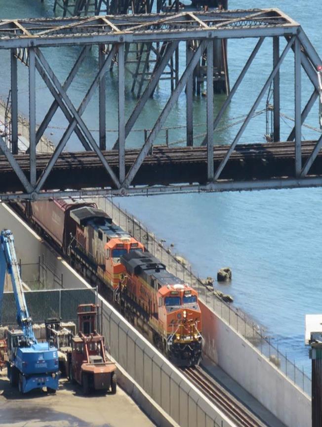 WEST VANCOUVER FREIGHT ACCESS PROJECT BENEFITS $251 million rail infrastructure investment Started in 2005; operational August 2015 Serves existing and future tenants and customers Creates new rail