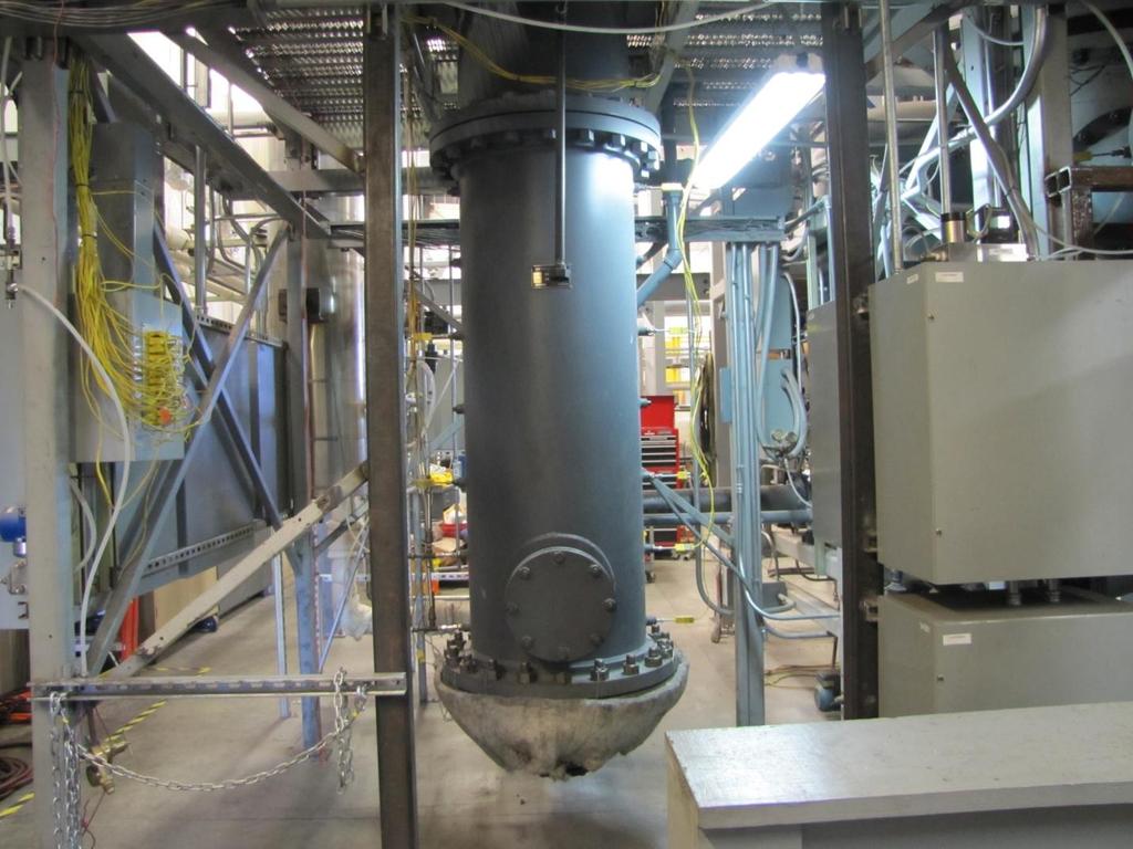 34 limestone. Silica sands are used as fluidizing medium whereas limestone is used to prevent bed allogmeration and reduce tar formation. Figure 3.4: Bubbling fluidized bed reactor column.