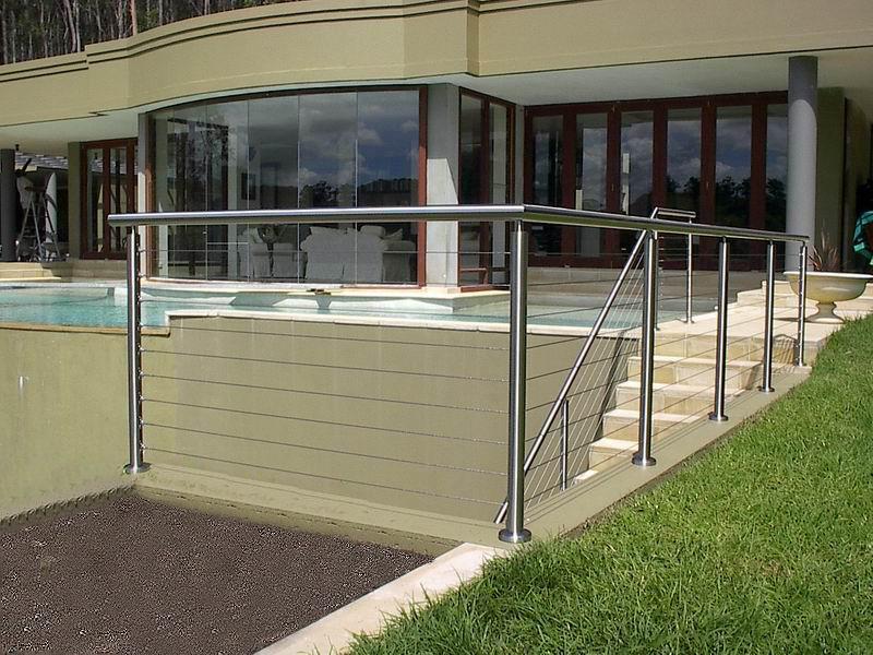 or expense typically associated with welding and polishing. The modular design means the handrail and upright / newel posts can be pre-cut and drilled for efficient assembly on site.