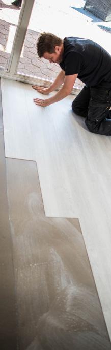 The sub-floor must be hard, smooth, clean, dry, free from defects and fit for purpose. When needed, scrape off and remove old adhesives and loose-laying levelling compound.