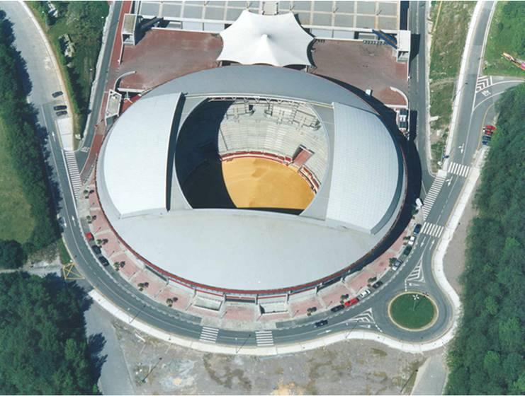 concealed position, leaving the opening clear. These segments roll back and forwards in a curving motion. Figure 4: San Sebastian bullring retractable roof.