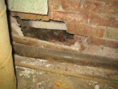 00 There is a large jagged crack in the bottom of the main floor slab which can be