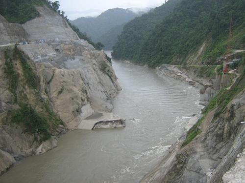 Collapse of the coffer dam of the Lower