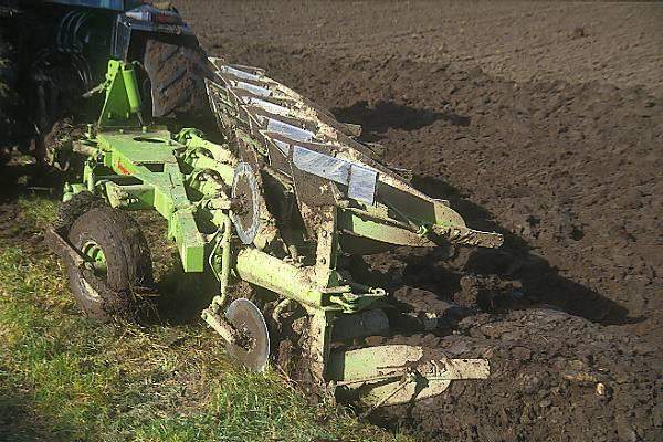 Conventional Tillage Advantages Pre-plant fertilizers, lime and soil applied herbicides can be incorporated