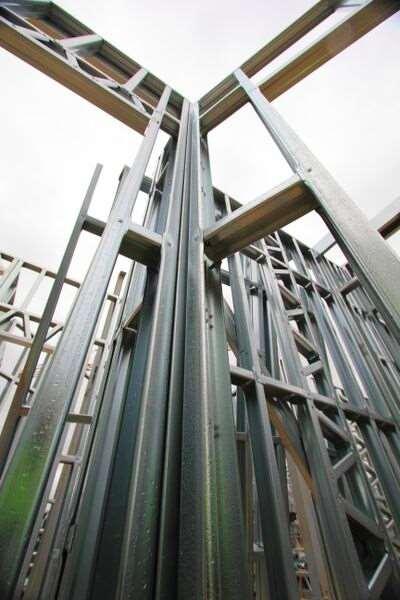 STEEL FRAME CONTSRUCTION - Performance LGS Out performs traditional buildings solutions significantly: Weather tight shell achieved within 3 days for 2 storey house 100% recyclable higher