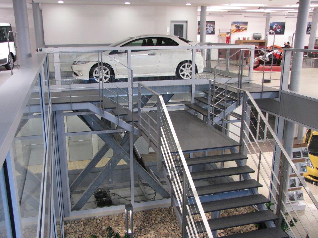 car elevator platform lift that is also a feature for this Honda car dealer.