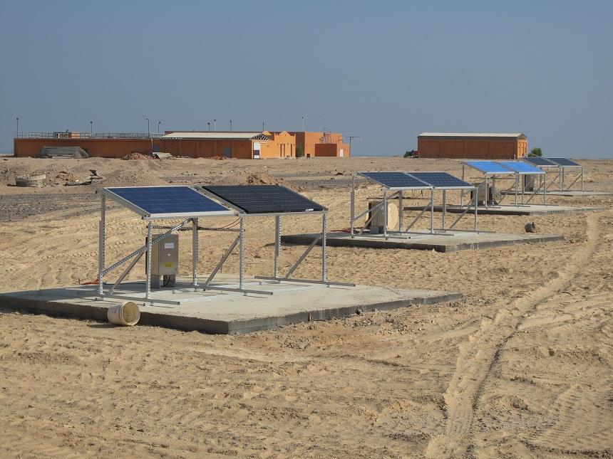 ISC Konstanz Egypt (El Gouna) single bifacial module with one neighbouring monfacial reference module ground mounted with desert sand estimated