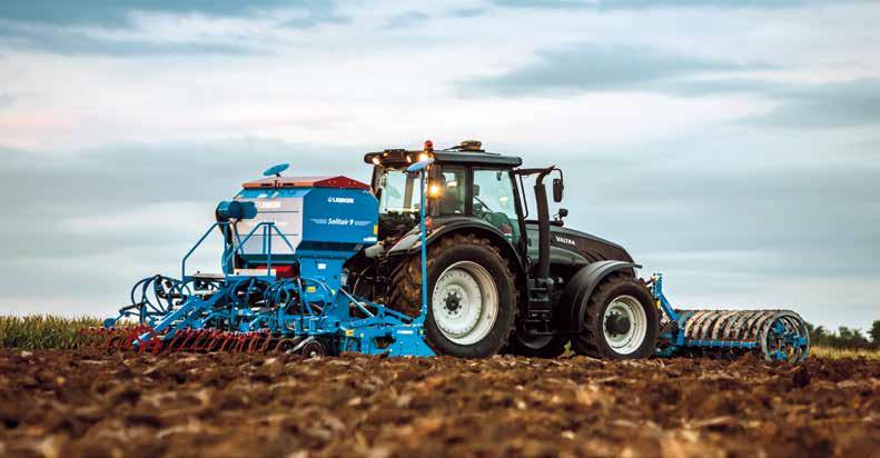 As the pendulum axles are arranged centrally in relation to each working unit, the Zirkon power harrow follows ground contours accurately, guided by the roller.