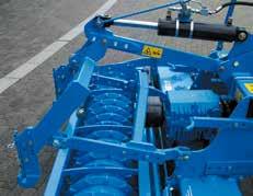The key advantage of the trapeze roller is reconsolidation of the soil, in strips, by the trapeze rings which are directly in line with the following drill rows.