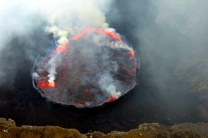 a b c (a) Nyiragongo lava