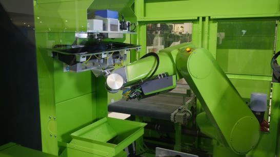 For the Deco- Ject process, the easicell integrates an easix robot and a laser