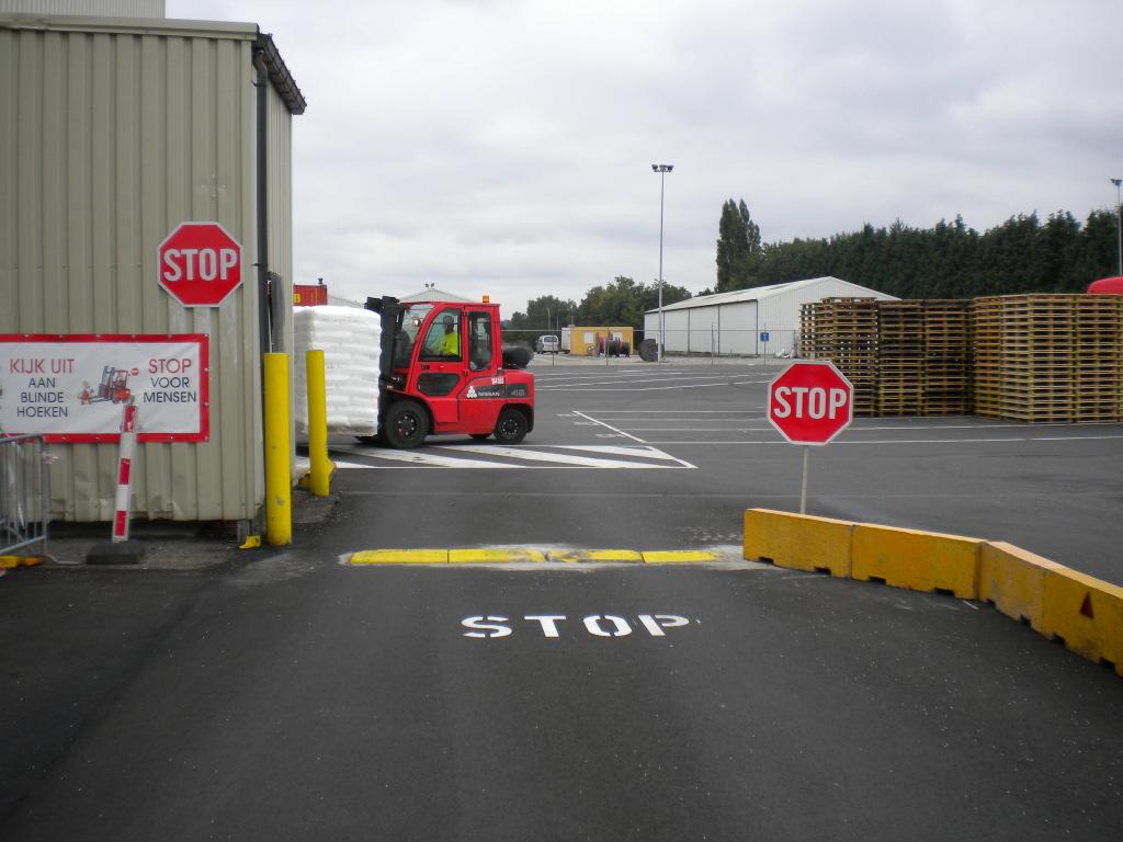Parking bays must be clearly identified by surface markings Parking places for trucks must have sufficient space for approaching and leaving so that reversing is not necessary.