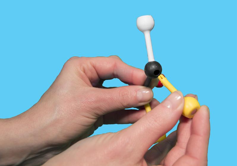 Please note: When connecting or disconnecting the functional groups with the spheres, align the pegs and holes straight