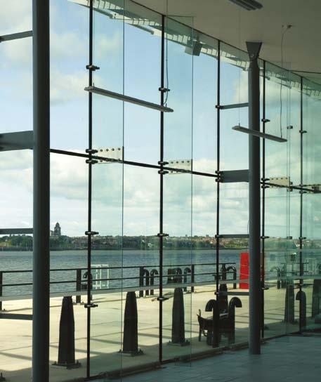 The façade glass panels are fastened to the fins by Pilkington Planar fittings. This means the weight of both the panels and the fins is carried by the connection at the head or base of each fin.