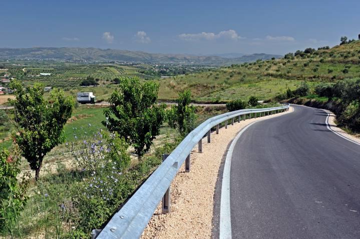 National programme upgrading Albania s regional and local roads The overall length of the road network in Albania totals about 15,500 km, comprising 3,400 km of national roads and about 12,000 km of