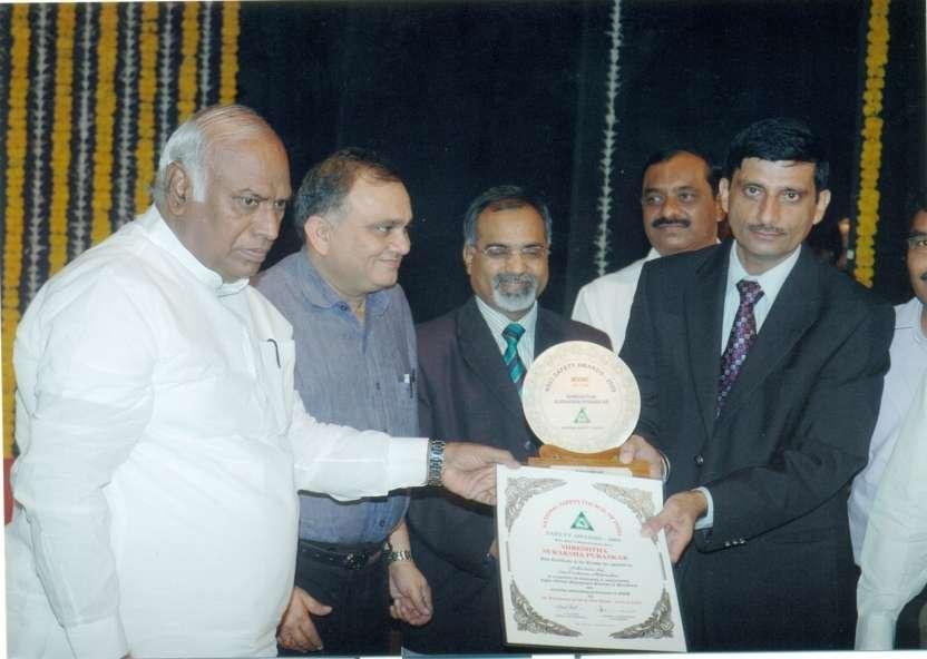 ategory for 2009 by Shri. Mallikarjun Kharge, Hon ble Minister for Labour nd Employment, Govt. of India.