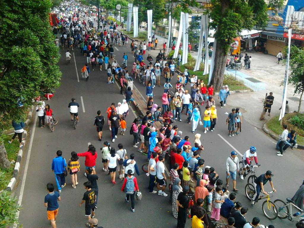 Car Free Day Every Sunday morning from 06.00 am to 10.00 am. Located in 3 main street in Bandung.