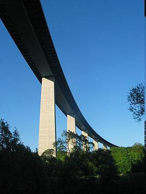 Advantages of -steel - Economics Cost efficiency Low preheating Sauertal Bridge (Germany) Box-girder-bridge Length: 1195 m Width: 27 m