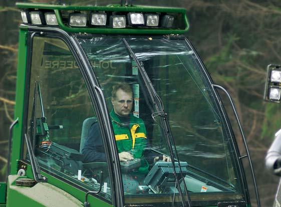 The firm seat and the ergonomically designed controls provide good working conditions for the operator. The cabs of the harvesters have plenty of room for storing the takeaway lunch box.