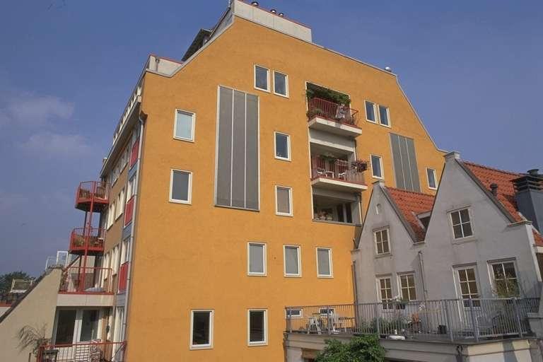 Facade collectors integrated in wall