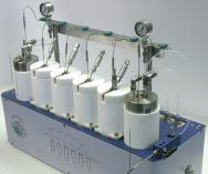 A Cooling and Pressure Control Station allows regulation of the upstream pressure and cooling prior to depressurization to avoid solvent boiling.