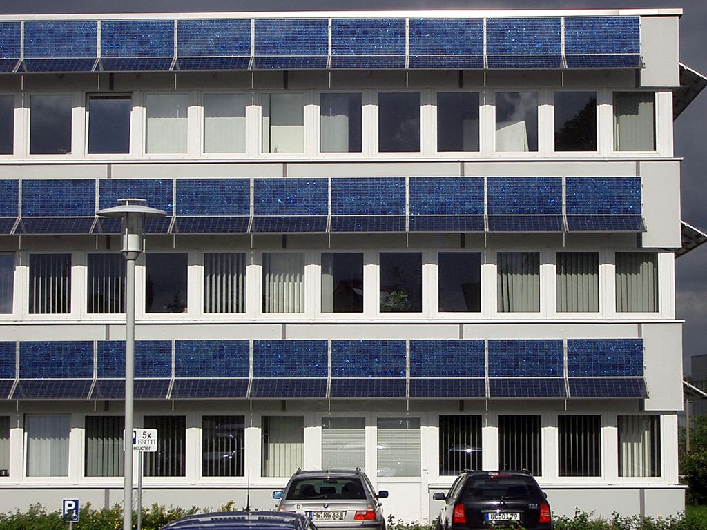 Solar modules may also serve as shading elements: Saves energy