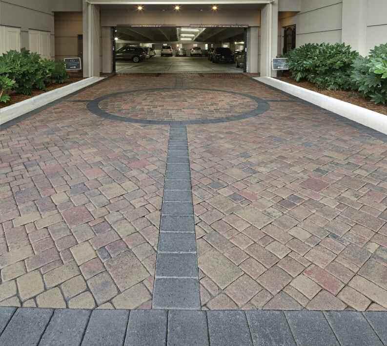STANDARD PAVERS PLAZA STONE GIANT Installed alone or in combination with the variety of other Plaza Stone shapes, the expanded dimensions of the Plaza Giant paver add visual drama to larger outdoor