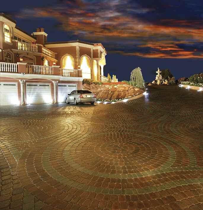 STANDARD PAVERS PLAZA STONE IV CIRCLE PACK Dramatic circular patterns are easy to achieve with the multi-shape Plaza Stone IV Circle Pack.
