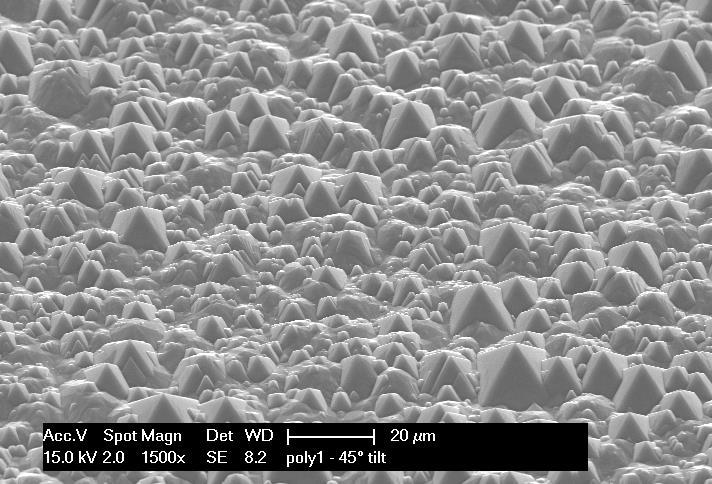 Figure 1.12: Wafer surface morphology after 30 min random pyramidal texturing in a solution of 5% TMAH and 5 ml ALKA-TEX. FREE. Taken in SEM. 1.4.