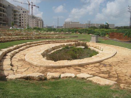 9 New biofilter project at Kfar Saba The Kfar Saba bioflter harvests storm water and treats polluted groundwater. The treated water is injected into the groundwater aquifer, where it is stored.
