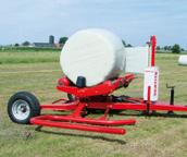 is exceptionally low. After the wrapping process, the table tilts backwards and gently rolls the bale onto the ground.