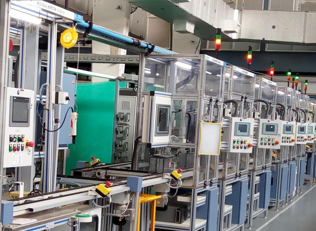 Siemens Ltd. transforms manufacturing process by Digitalization Today Low Voltage Switchgear @ Kalwa Works Before Digital Transformation. After Digital Transformation.