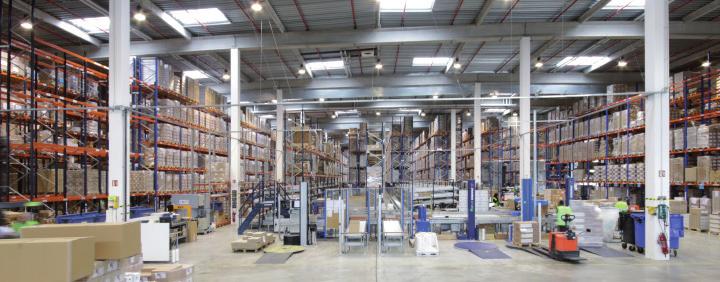 Picking area: 400 m of conveyors with pick-to-light The order fulfilment area is composed of two live pallet racking blocks for boxes with pick-to-light systems allocated to high consumption products
