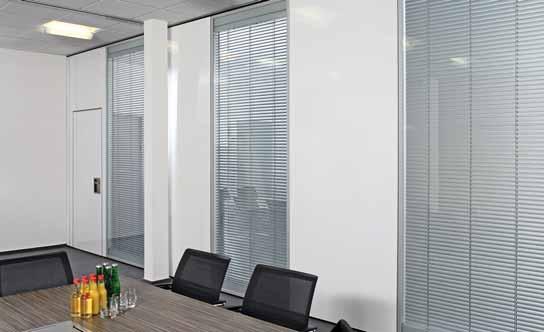 Discussion MOVEO Glass elements combined with a classic MOVEO partition. Reflection Instant privacy thanks to integrated, automatic blinds.