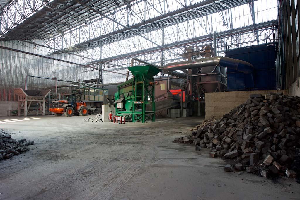 Demolition and recovery of refractory materials Demolition of glass furnaces In situ