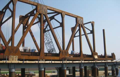 In total, six approach span trusses were erected remotely from the bridge alignment while the new piers were installed.