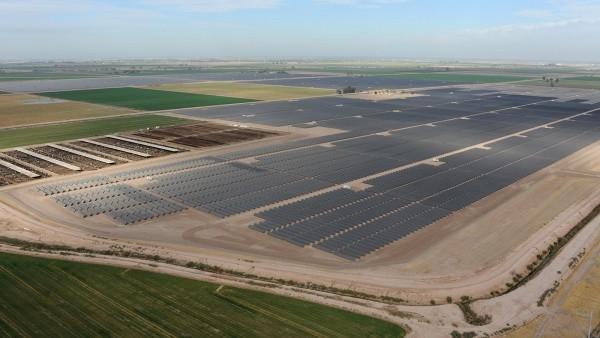 206 MW Mount Signal Solar Over three million thin-film modules World s largest single-axis