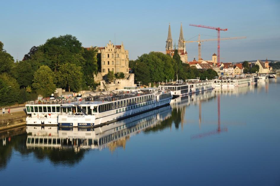 Fig. 5 In Regensburg, the pier for river cruise ships on the Donaulände is jointly operated by bayernhafen Gruppe and the city council: 913 cruise ships docked there in 2015, 12.