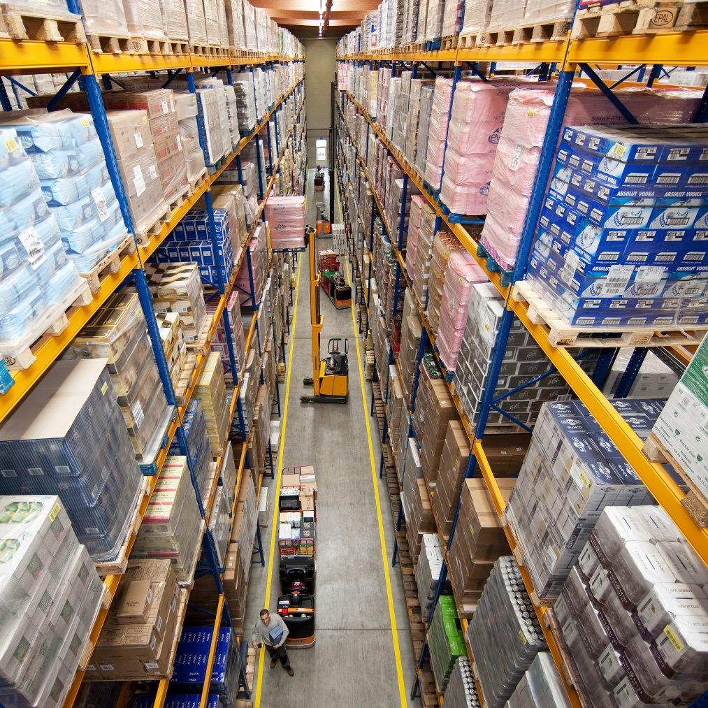 Q Warehouse Multi-User warehouse or dedicated customer warehouse Broad portfolio: From short term storage to
