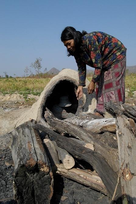 BASELINE: CHARCOAL PRODUCTION IN CAMBODIA Traditional kiln technology is archaic, weakly efficient and polluting: Low efficiency : 6.
